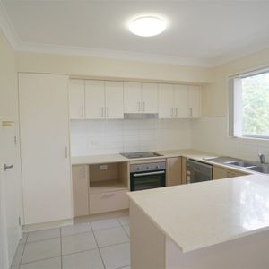 Corner Townhouse in Calamvale - Photo 2