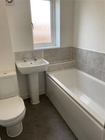 3 bedroom end of terrace house to rent - Photo 3