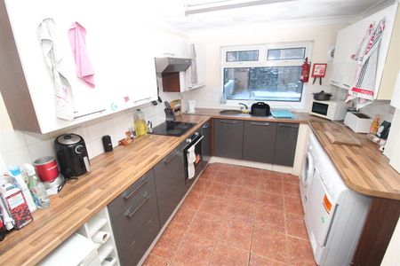 House - Terraced For Rent Birchwood Avenue, Pontypridd - Photo 5