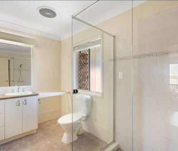 Helensvale - Photo 4