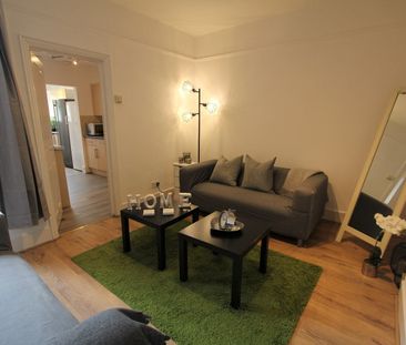 6 Bed Terraced House, Grange Avenue, RG6 - Photo 2