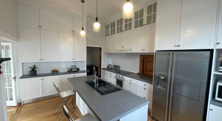 EXECUTIVE HOME CENTRALLY LOCATED - Photo 3