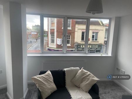 2 bedroom flat to rent - Photo 3