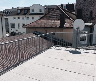 Schicke Dachterrassenwohnung mit Einbauküche, Fußgängerzone zu verm... - Photo 1