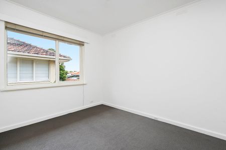 Spacious First Floor Apartment in Prime Balaclava Location - Photo 3