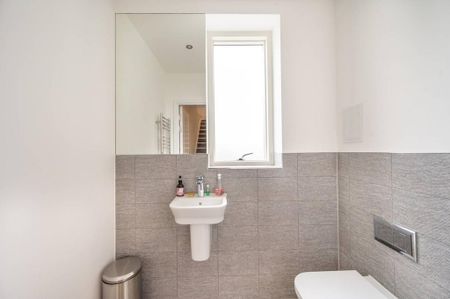 4 bedroom semi-detached house to rent - Photo 3