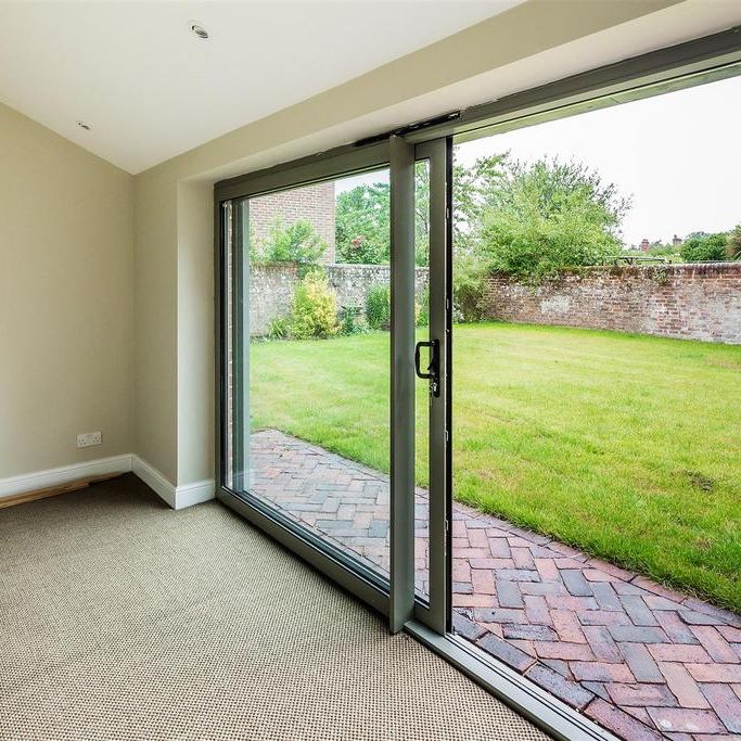 4 bedroom detached house to rent - Photo 1