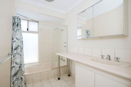 Charming Family Home in Halls Head - Photo 4