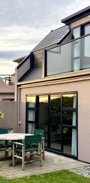 FULLY FURNISHED SPACIOUS TOWNHOUSE IN PRIME HILLTOP LOCATION! - Photo 1