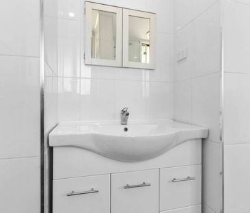 Charm and Location in the heart of Herne Hill - Photo 6