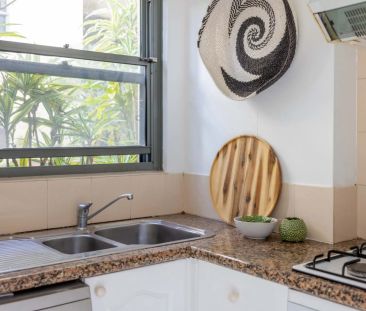 Fully furnished apartment with pool views in Glebe - Photo 3