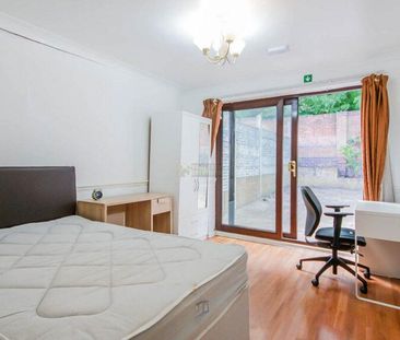 5 bedroom detached house to rent - Photo 2