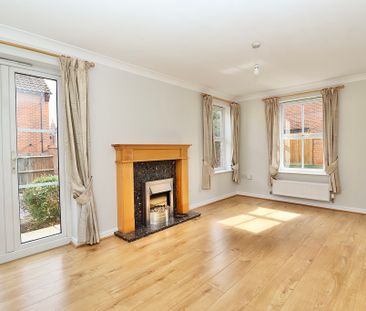 3 bedroom Detached House to let - Photo 2