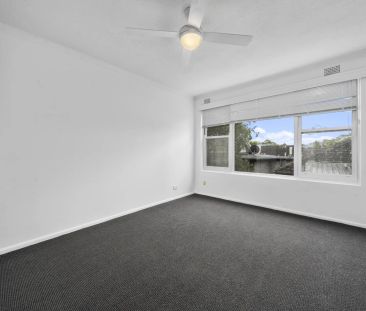 Spacious Two Bedroom Apartment - Photo 2