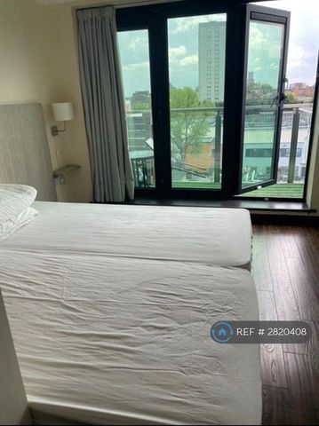 1 bedroom in a flat share to rent - Photo 2