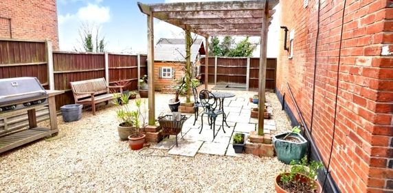 1 bedroom in a house share to rent - Photo 2