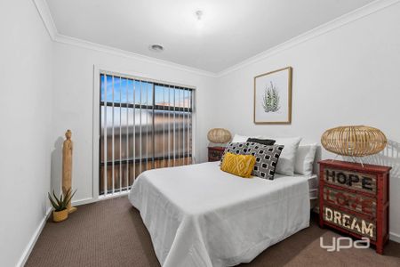 MODERN & CLOSE TO THE STATION - Photo 3