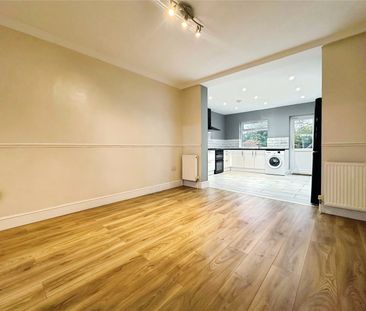 Meadow Gardens, Staines, Middlesex, TW18 3HE - Photo 3