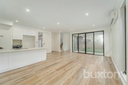 THREE BEDROOM TOWNHOUSE - Photo 5