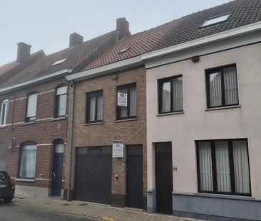 Rijwoning met 3 slaapkamers, koer en garage in het centrum van Izegem - Photo 1