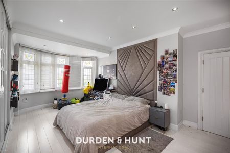 Collinwood Gardens, Gants Hill - Photo 4