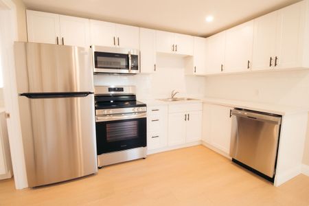 FULLY DETACHED 1 BEDROOM UNIT IN WELLAND!! - Photo 2