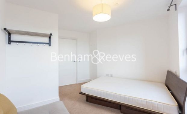 2 Bedroom flat to rent in Ivy Point, Hannaford Walk, E3 - Photo 1