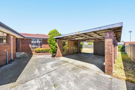 Large family home situated in popular Ballarat North - Photo 3