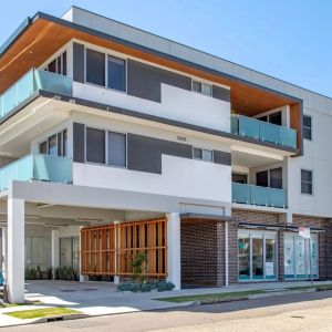 Spacious 3 Bedroom Top-Floor Unit with City Views - Photo 3