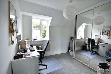 A wonderful top floor two bedroom flat - Photo 3