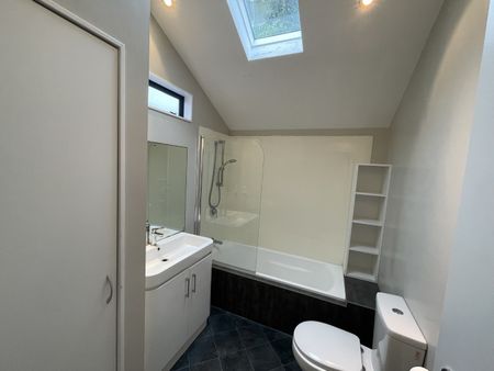Sunny 3-Bedroom Townhouse in Sought-After Wadestown - Photo 5
