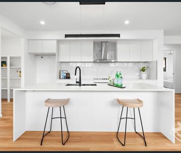Brand-New Luxury Home (4 bedroom +1 study) with Solar, Ducted Air C... - Photo 1