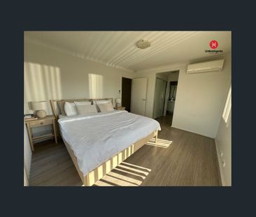 Beautifully Presented Home Offering Space, Style & Location! - Photo 1