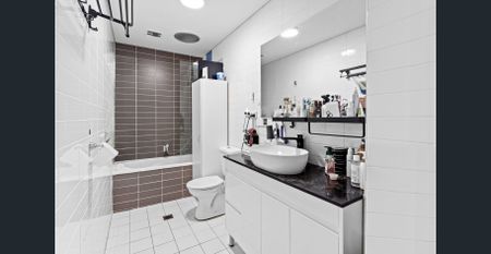 Ground Floor Full-Brick Apartment With Private Courtyard - Photo 3