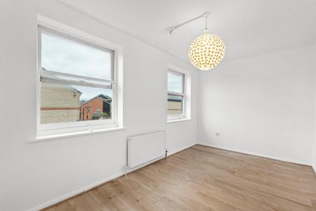 3 bedroom flat to rent - Photo 2