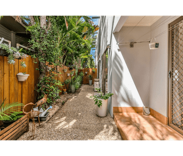 Fully Furnished, Homely Apartment on Sought-After Paradise Island - Photo 1