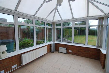 2 bedroom detached bungalow to rent - Photo 2