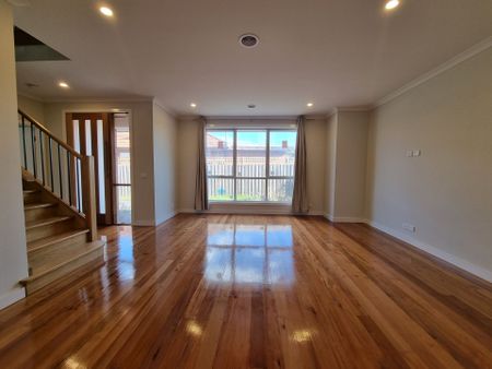 Luxurious Townhouse in Prime Location - Photo 3