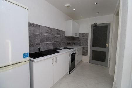 To Let 2 Bed Flat - Photo 5