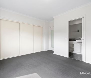 STYLISH AND MODERN TOWNHOUSE - Photo 5