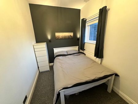 Newly Refurbed modern Home for Working Professionals Room 5 - Photo 2