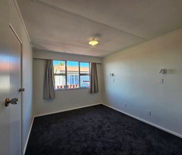 Warm, modern & spacious – your new Lansdowne home - Photo 2