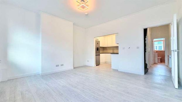 Finchley Road, Temple Fortune, Golders Green, NW11 - Photo 1