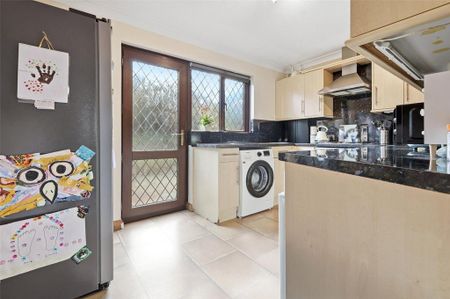 2 bedroom semi-detached house to rent - Photo 5