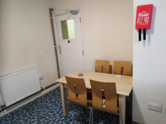 1 bedroom in a flat share to rent - Photo 1