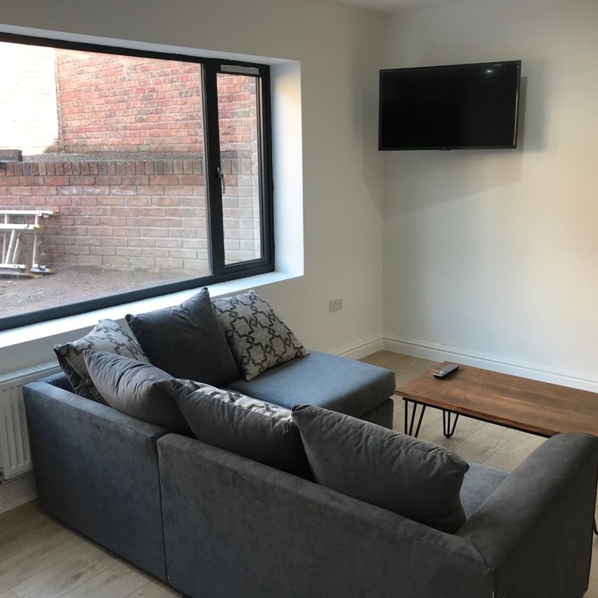 7 Bed Detached House, North View, L7 - Photo 1