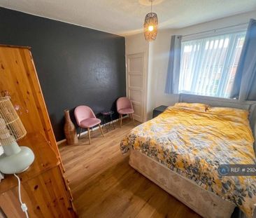 4 bedroom flat to rent - Photo 3