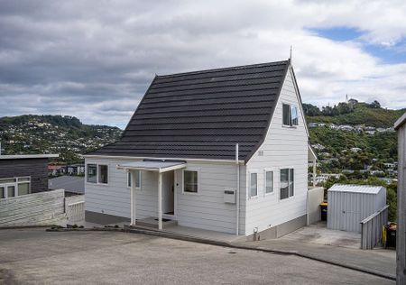 Charming Home in Ngaio! - Photo 2