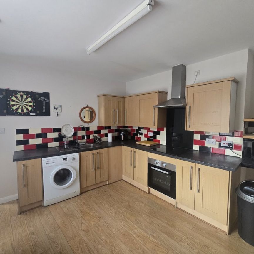 2 bed Flat - To Let - Photo 1