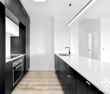 2bed - 2bath Top Level stunning over 180degree view, 500m to Westfi... - Photo 4